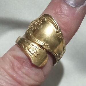 Elegant Gold-Tone Floral Women's Ring